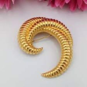 Vintage Gold Tone Shell Brooch